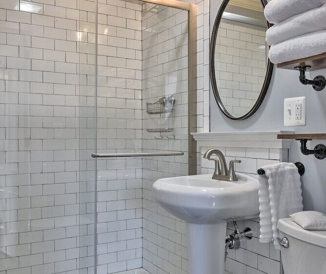 هاستل The Burrell House