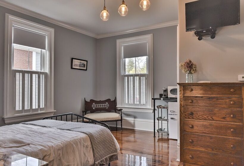 هاستل The Burrell House