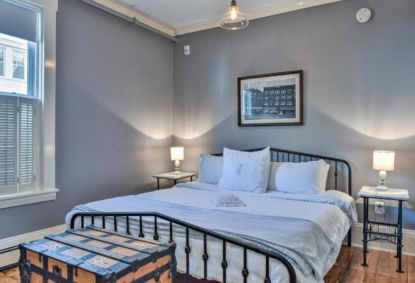 هاستل The Burrell House