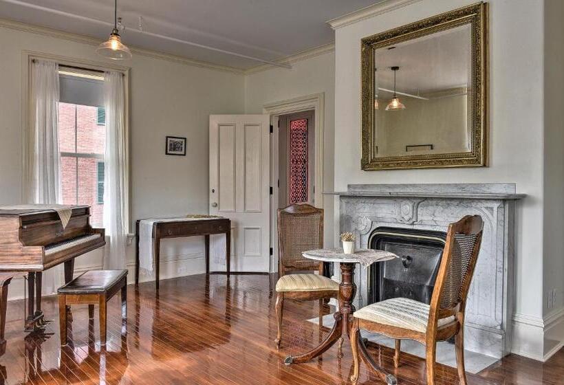 هاستل The Burrell House