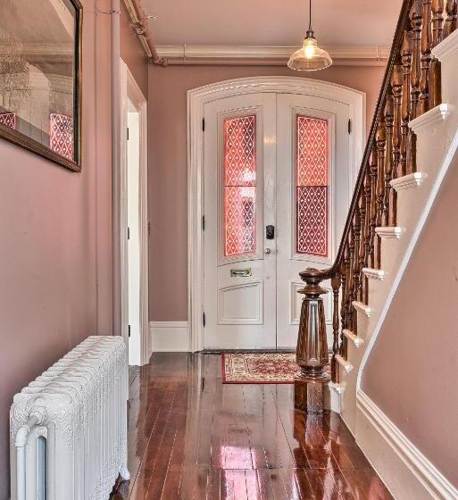 هاستل The Burrell House