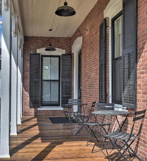 هاستل The Burrell House