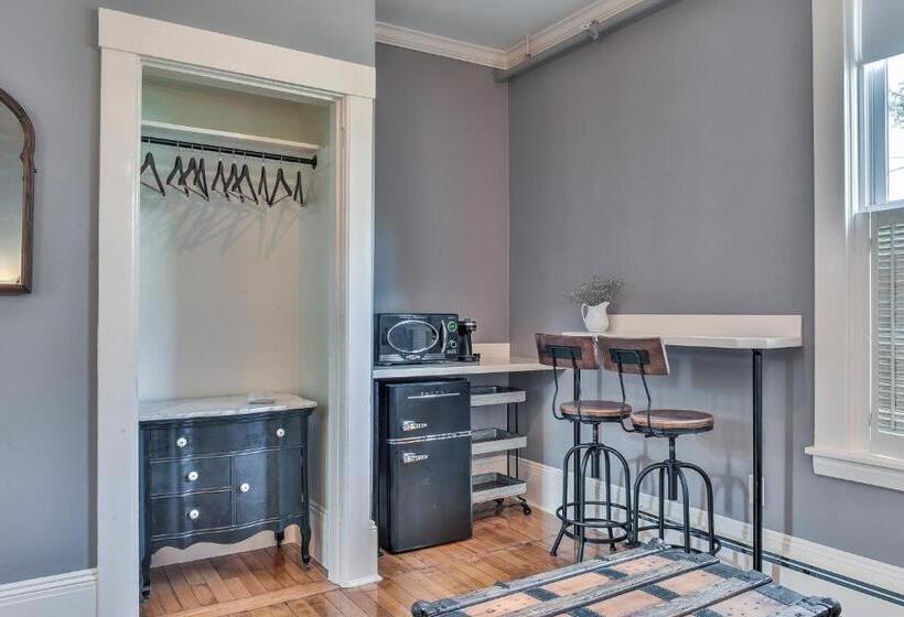 هاستل The Burrell House