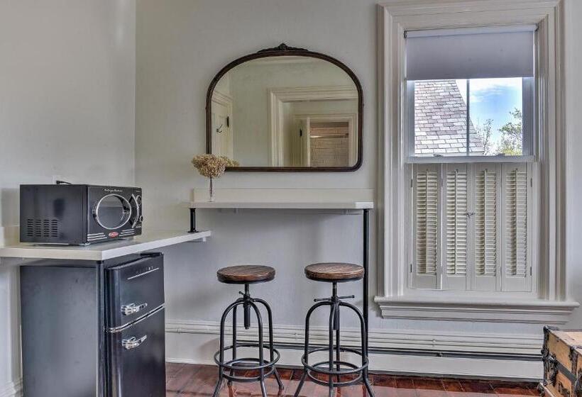 هاستل The Burrell House