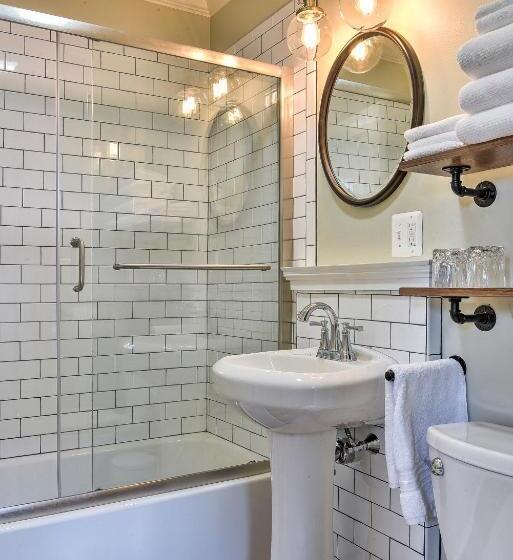 هاستل The Burrell House