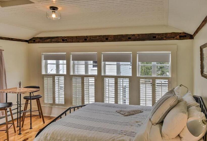 هاستل The Burrell House