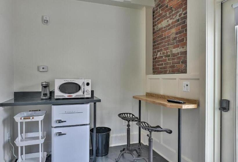 هاستل The Burrell House