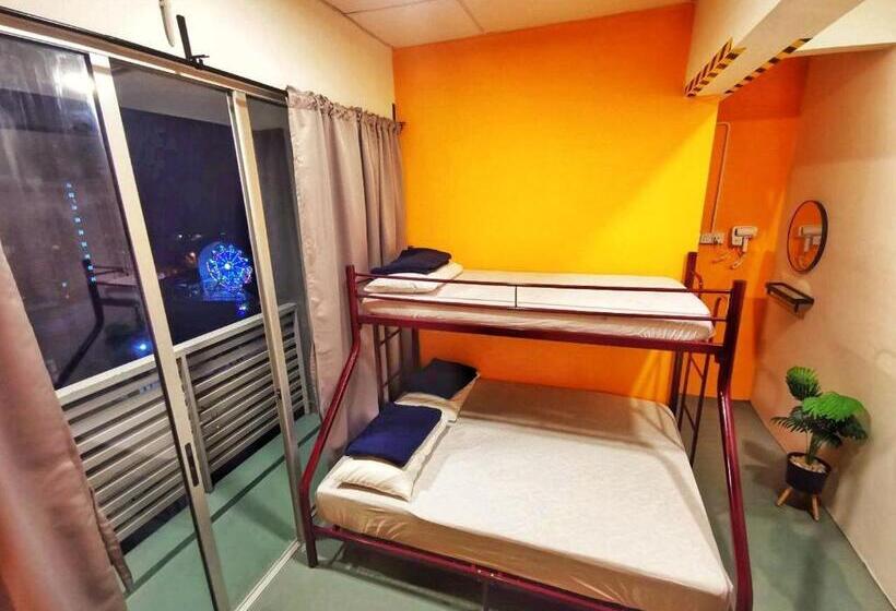 מלון כמוסות The Cocoon Capsule