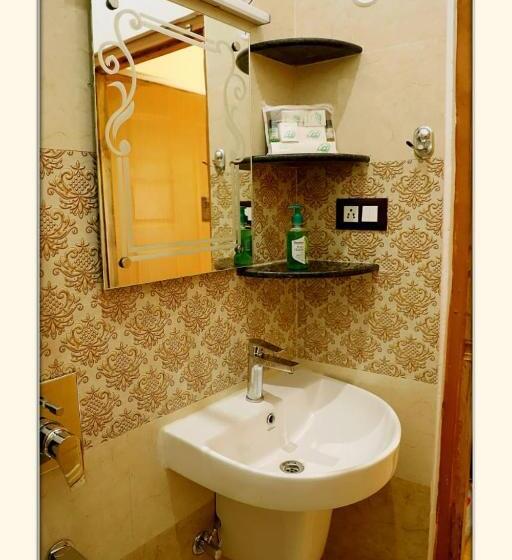 Отель The Ranikhet Continental