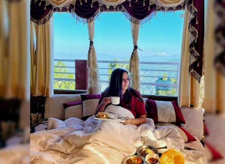 Отель The Ranikhet Continental