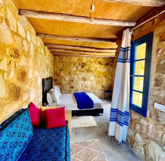 פנסיון Dmina House