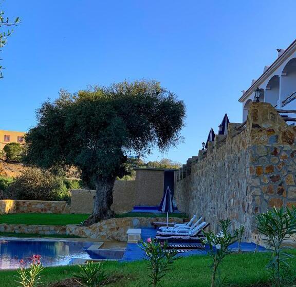 פנסיון Dmina House