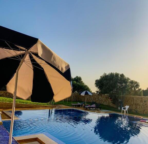 פנסיון Dmina House