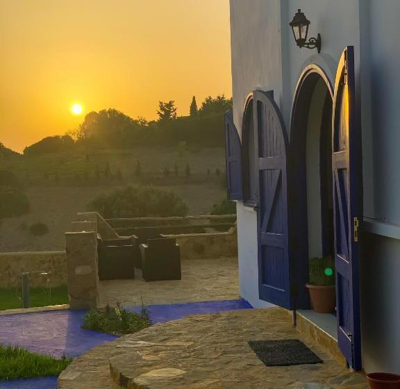 פנסיון Dmina House