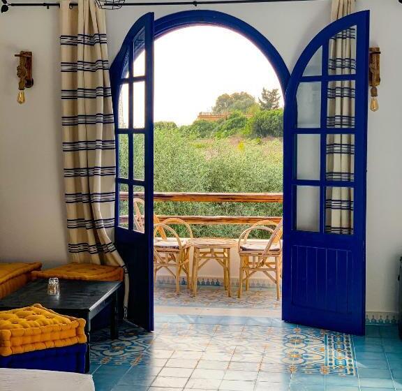 פנסיון Dmina House