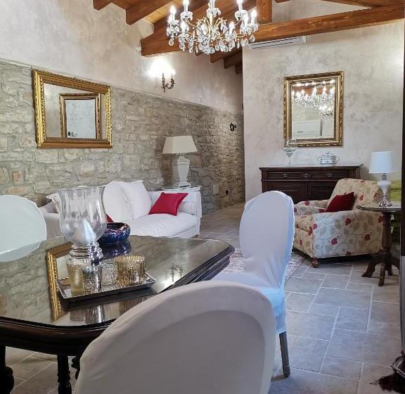 פנסיון L Antica Dimora   Suites & Apartments