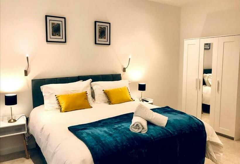 Пансион Maplewood Luxurious One Bed Flat With Free Parking