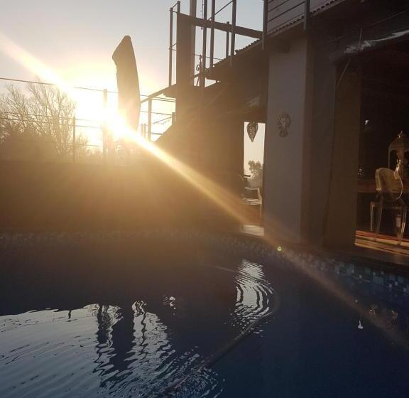 ペンション The Place Guesthouse Parys