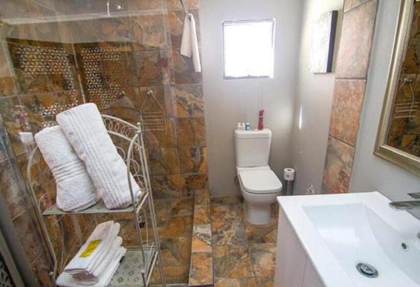 ペンション The Place Guesthouse Parys