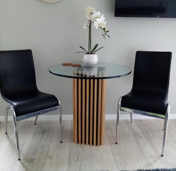 펜션 Three Bedrooms Two Bathrooms Ground Floor Only Not The Whole House