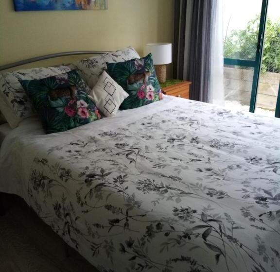 펜션 Three Bedrooms Two Bathrooms Ground Floor Only Not The Whole House