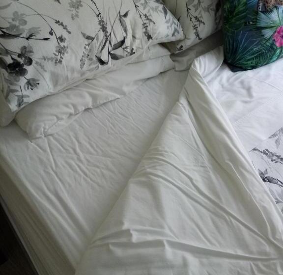 펜션 Three Bedrooms Two Bathrooms Ground Floor Only Not The Whole House