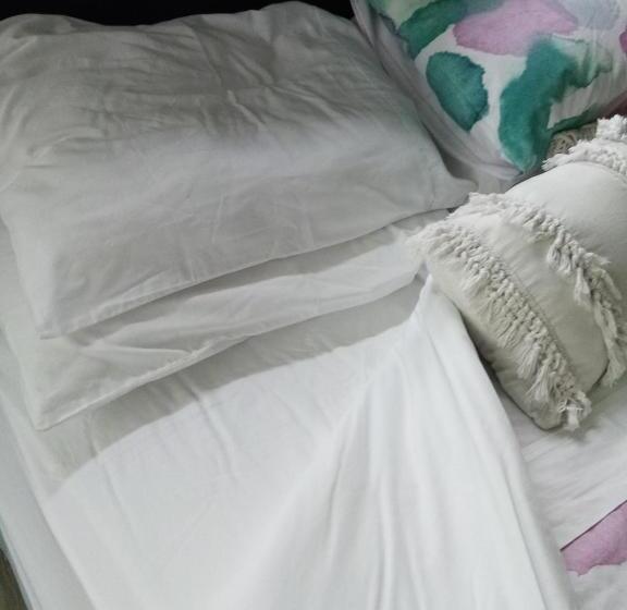 펜션 Three Bedrooms Two Bathrooms Ground Floor Only Not The Whole House