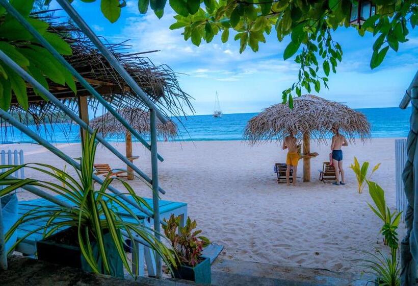 Отель Trinco Beach By Dsk