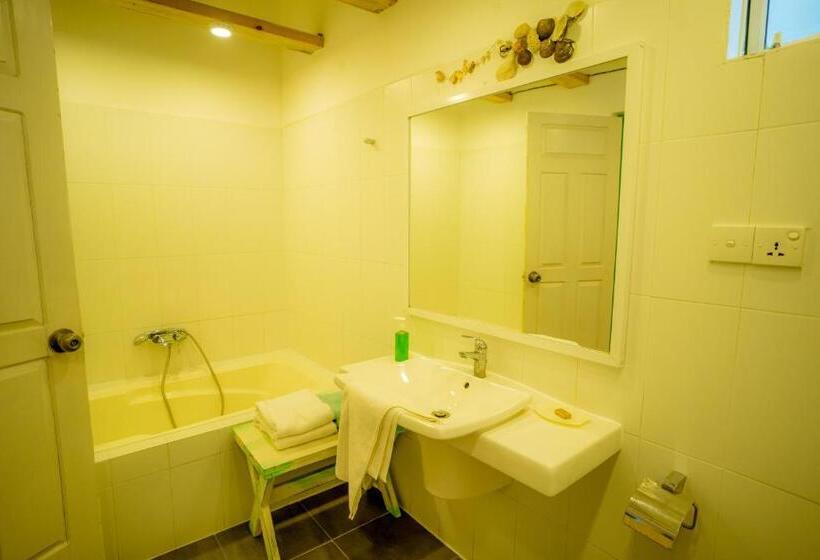 Отель Trinco Beach By Dsk