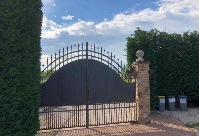 بنسيون Garda Family House