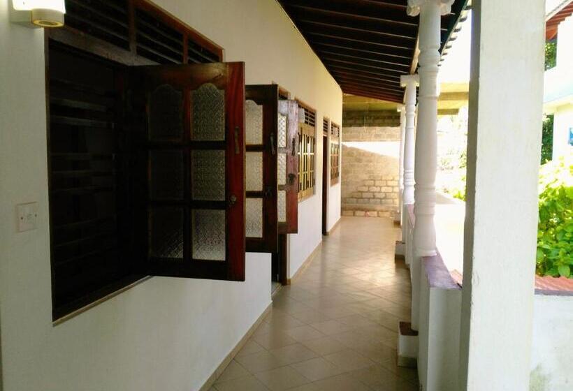 פנסיון Sunnys Beach Guest House