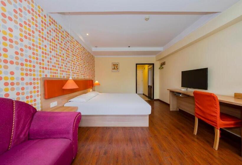 هتل Home Inn Chongqing Lianglukou Station