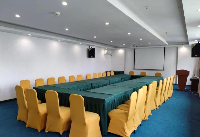 هتل Home Inn Chongqing Lianglukou Station