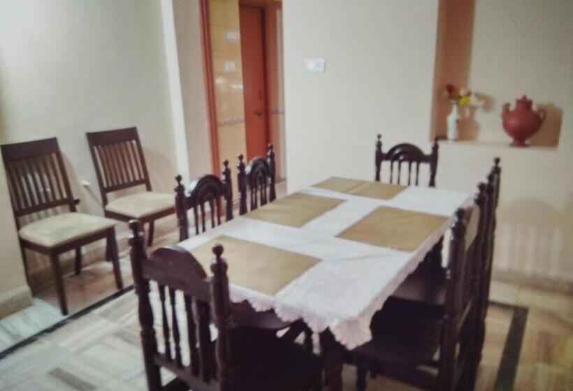 פנסיון Menezes House