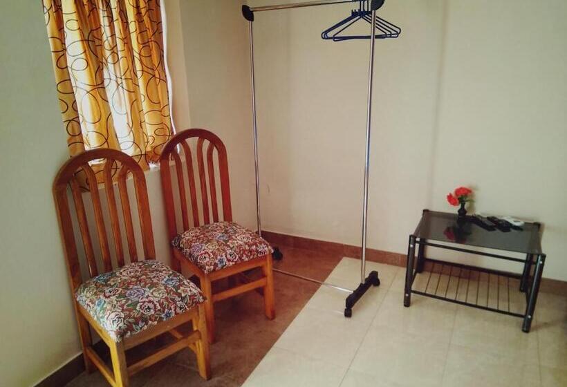 פנסיון Menezes House