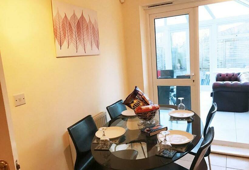 פנסיון My Places Abbotsfield Court Townhouse 4