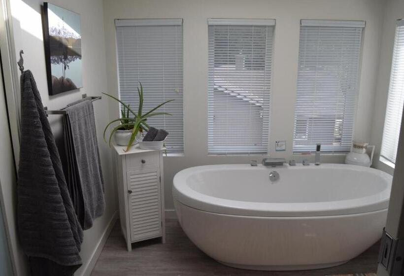 Rathtrevor Beach B&b