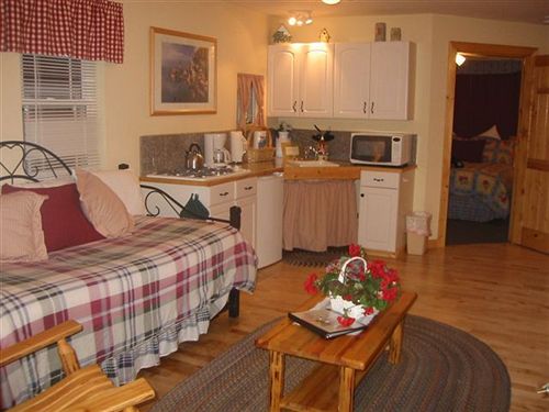 Bed and Breakfast Tahoma Meadows Sugar Pine Cabin