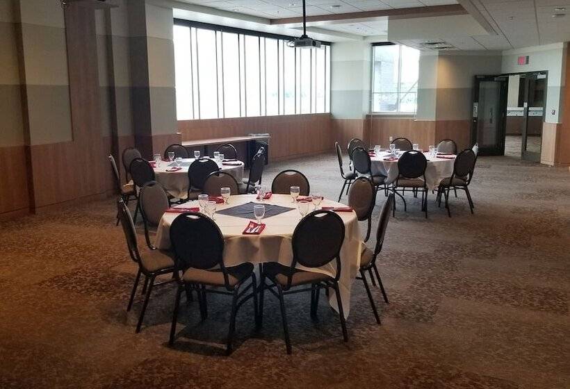 فندق Canad Inns Health Sciences Centre