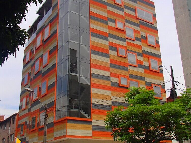 בית מלון כפרי Central Plaza Medellin