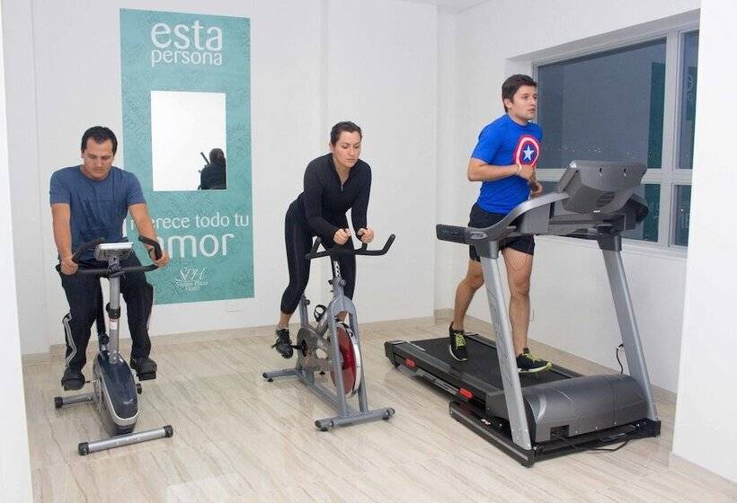 בית מלון כפרי Central Plaza Medellin