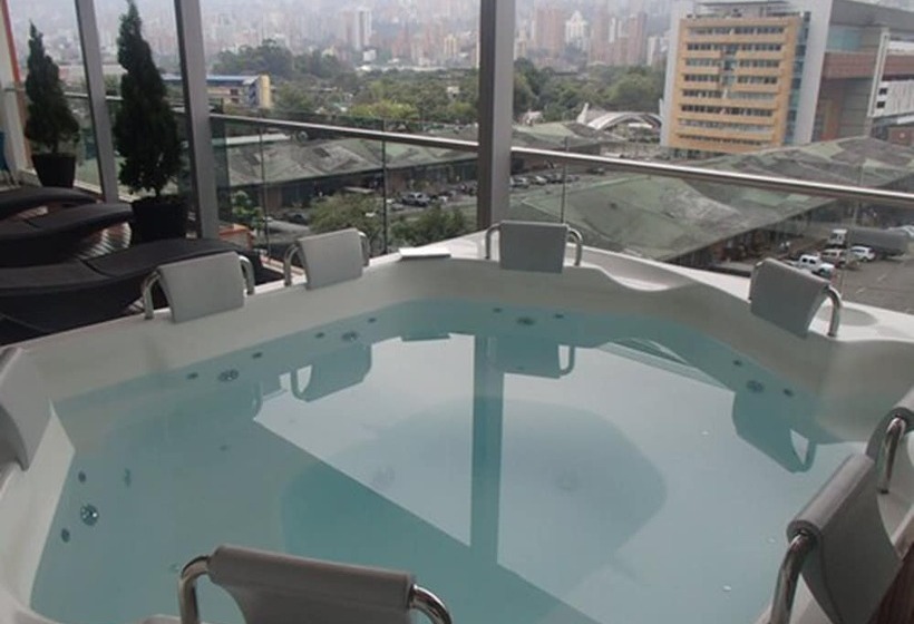 בית מלון כפרי Central Plaza Medellin