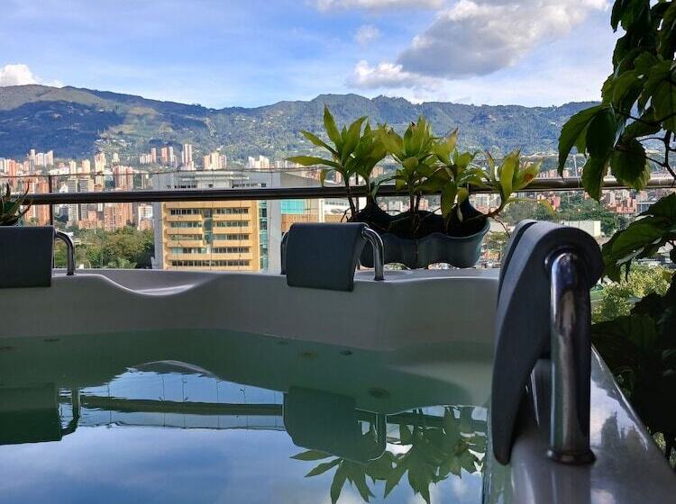 בית מלון כפרי Central Plaza Medellin