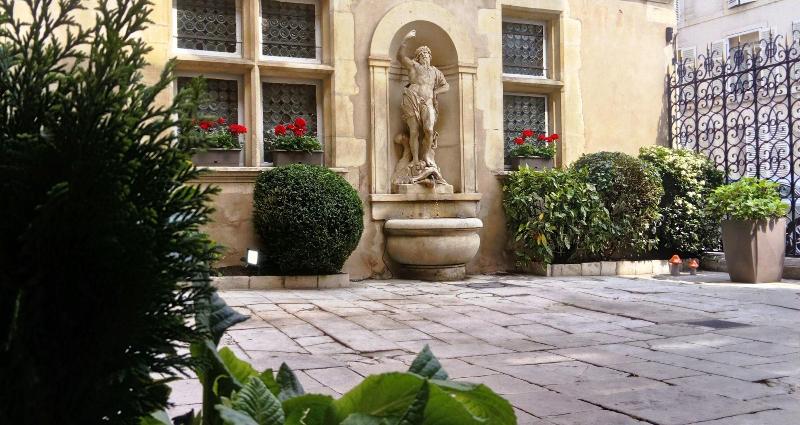 هتل D'haussonville