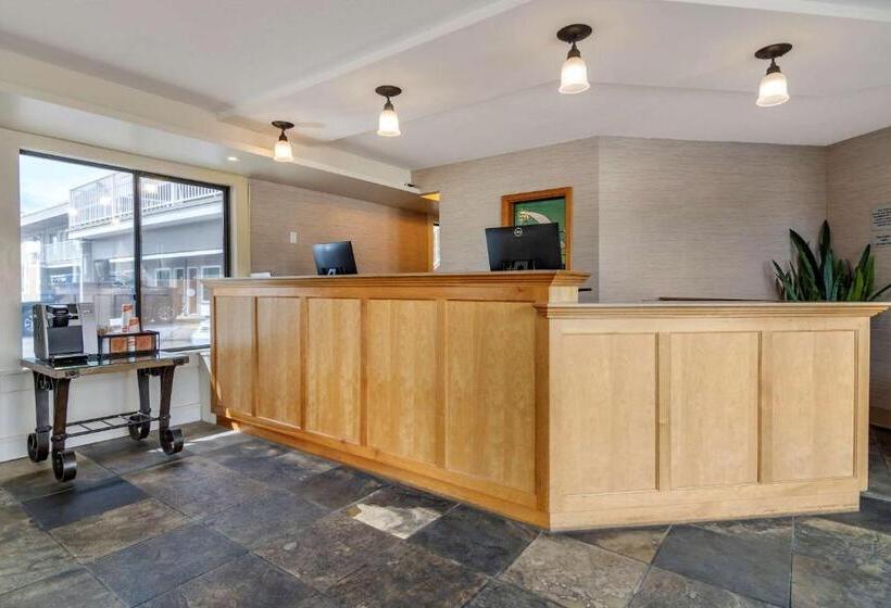 호텔 Econo Lodge Inn & Suites