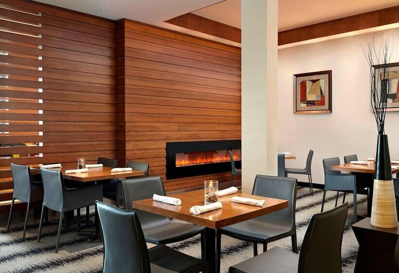 هتل Four Points By Sheraton Edmonton International Airport