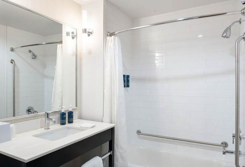 فندق Four Points By Sheraton Edmonton International Airport