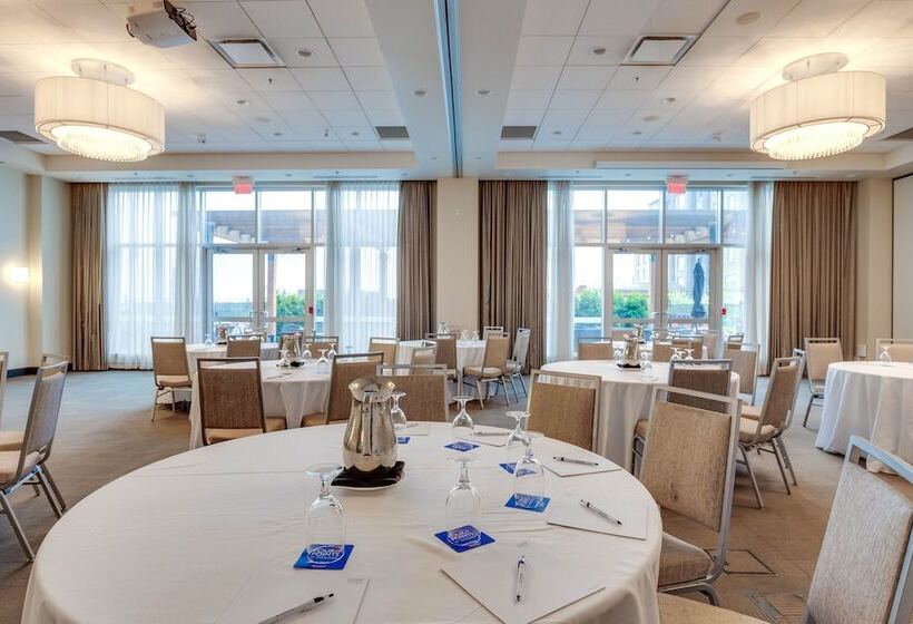 فندق Four Points By Sheraton Kelowna Airport