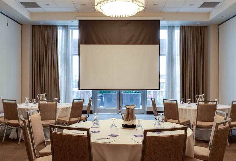 ホテル Four Points By Sheraton Kelowna Airport