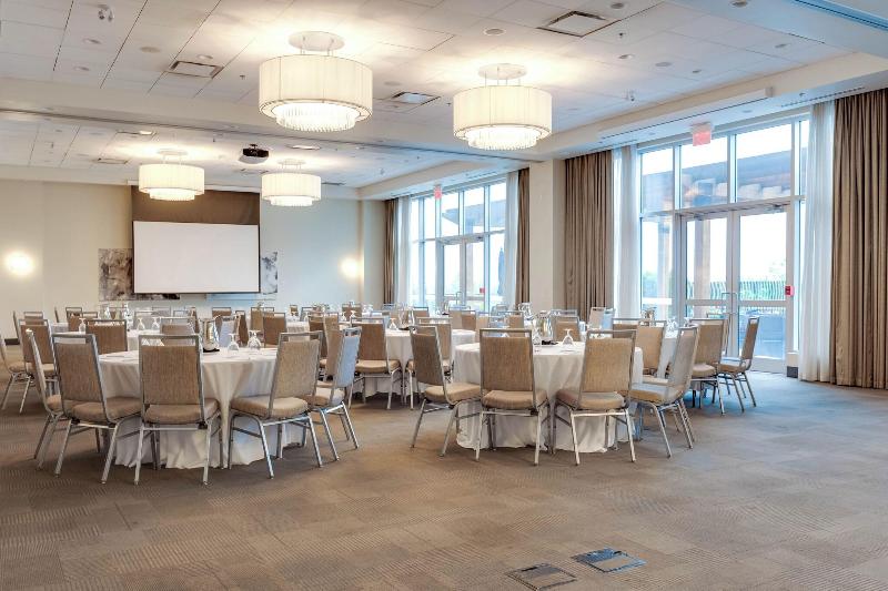 ホテル Four Points By Sheraton Kelowna Airport